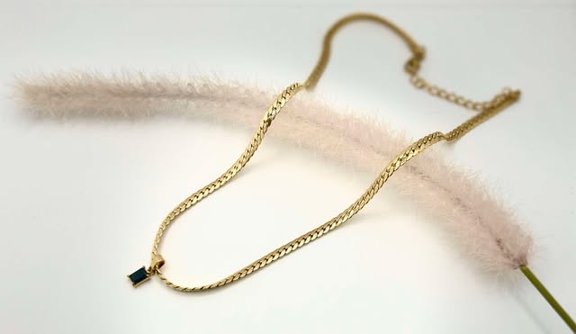 Flat stone chocker