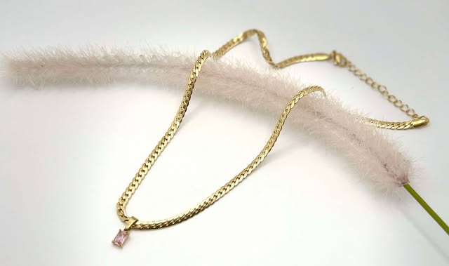 Flat stone chocker